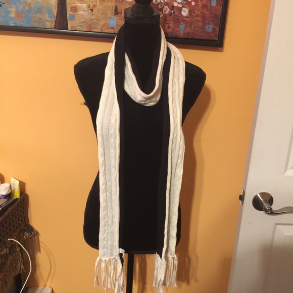 Xtra Long Blk & Wht Reversible Scarf🧣 - Picture 7 of 15
